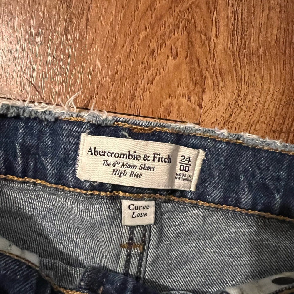 SHORTS - Picture 3 of 4
